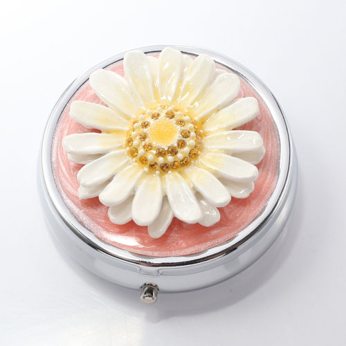 送料無料 中国製 日本デザイン企画 ジュエリーケース ピルケース ホワイト 白 ピンク 花 マーガレット 小物入れ 5016 Jc15 ジュエリーウォーク心斎橋 送料無料 中国製 日本デザイン企画 ジュエリーケース ピルケース ホワイト 白 ピンク 花 マーガレット 小物入れ 5016 Jc15 ジュエリーウォーク心斎橋